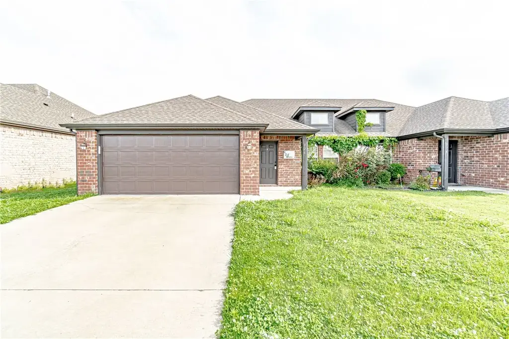 926 Kensington Drive, Centerton