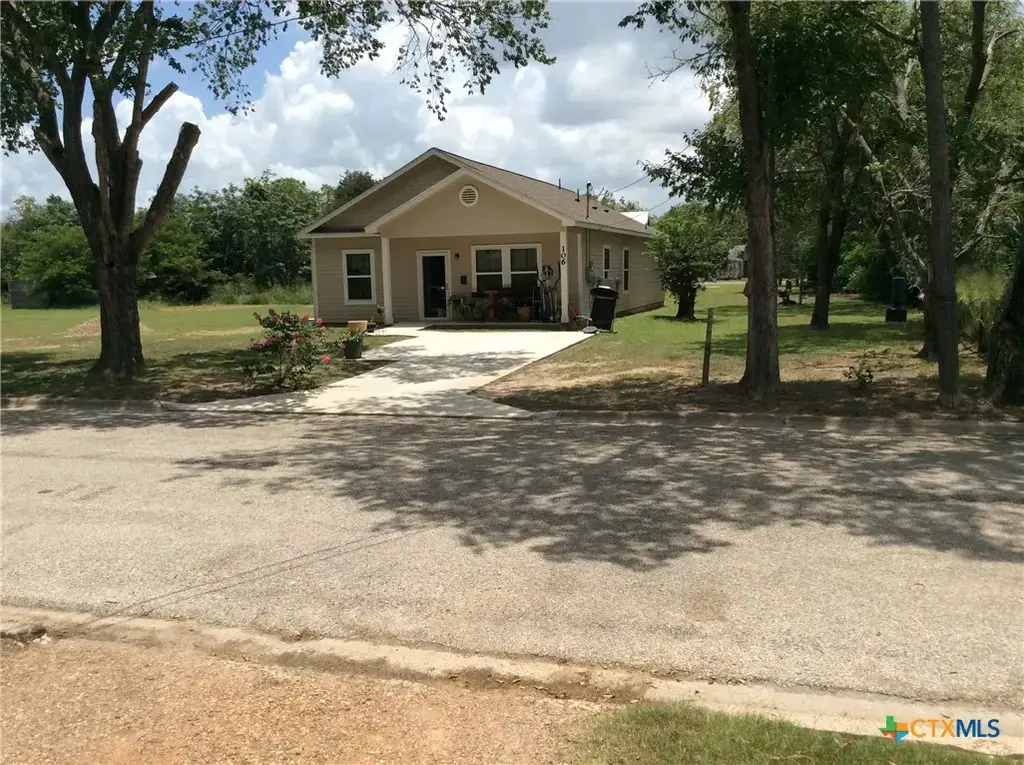 106 Center Street, Cuero