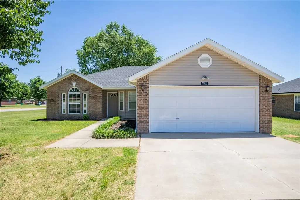 610 Maplewood Drive, Centerton