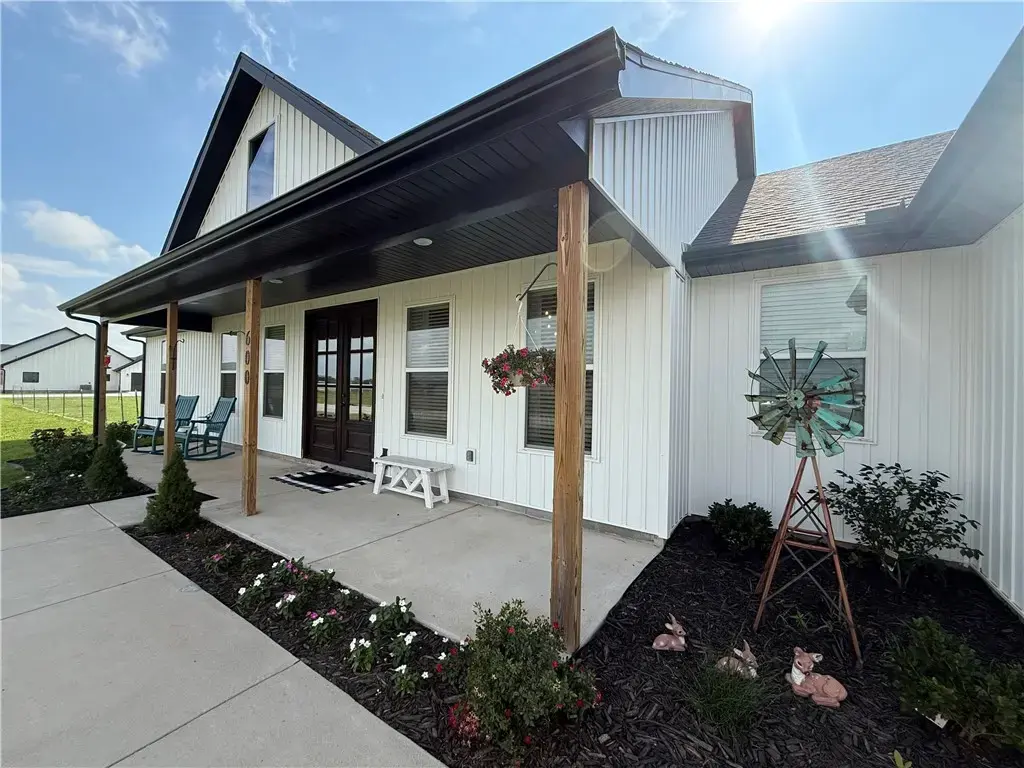 600 Madison 7353, Hindsville