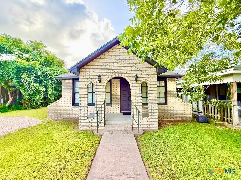 404 W Brackenridge Street, Edna