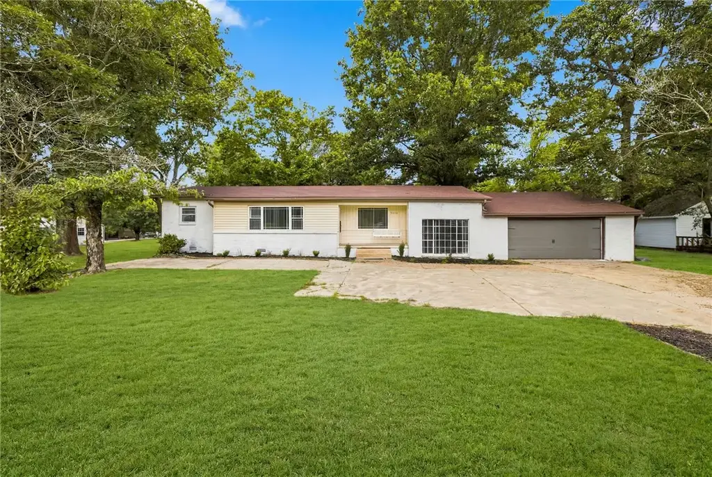 5976 E Huntsville Road, Fayetteville
