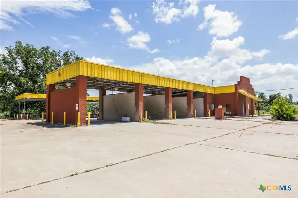 621 W Travis Street, La Grange