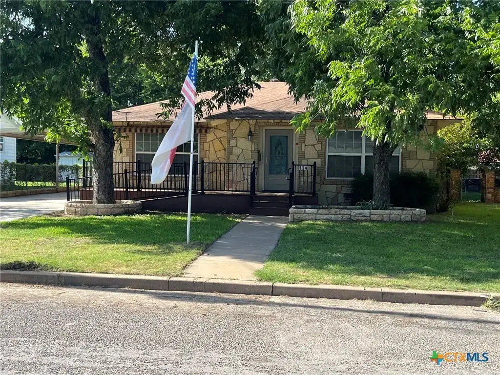 104 W Storey Street, San Saba