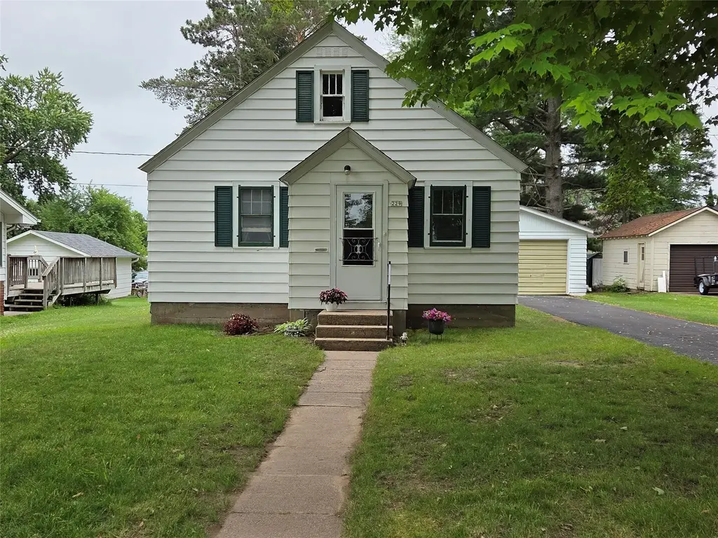 229 South Street W, Amery