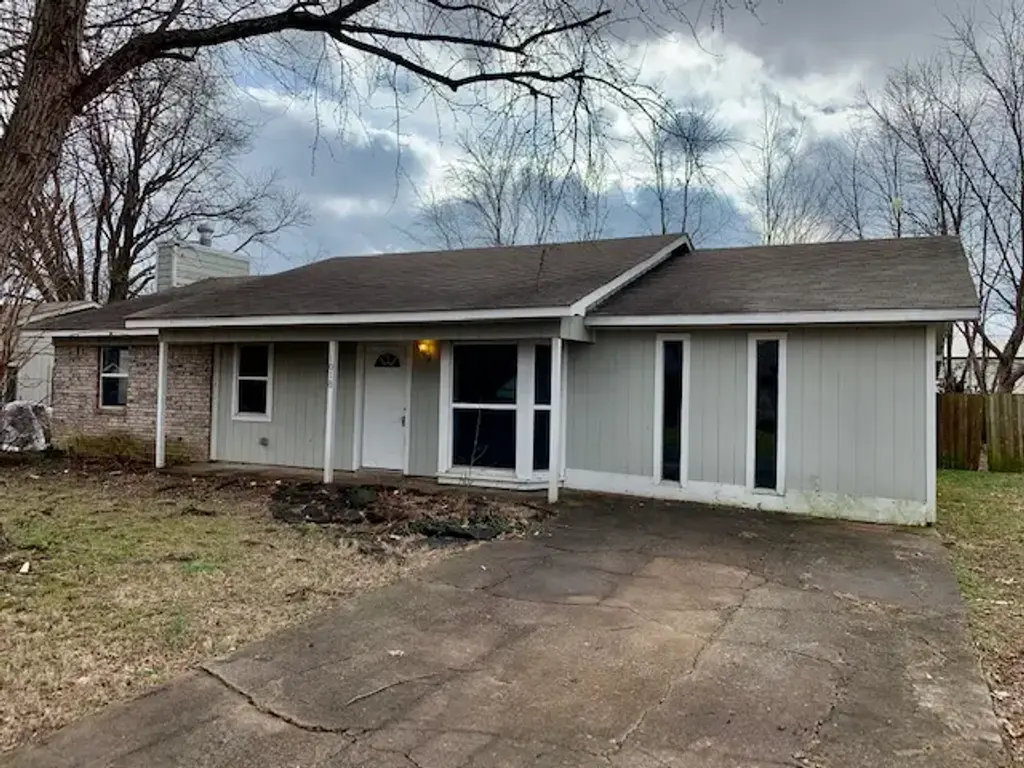1018 W Granite Street, Siloam Springs
