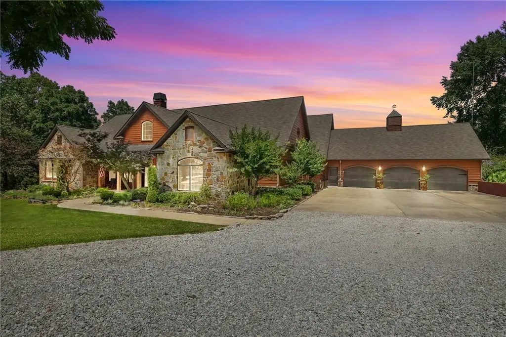315 Buck Skin Ridge, Pineville
