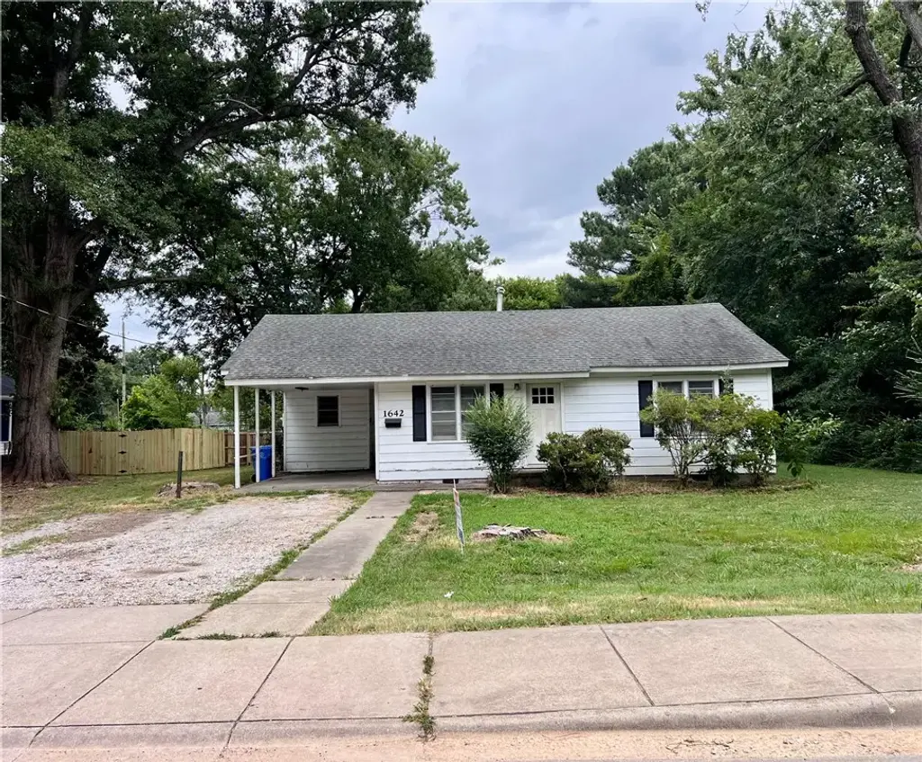 1642 N Oakland Avenue, Fayetteville