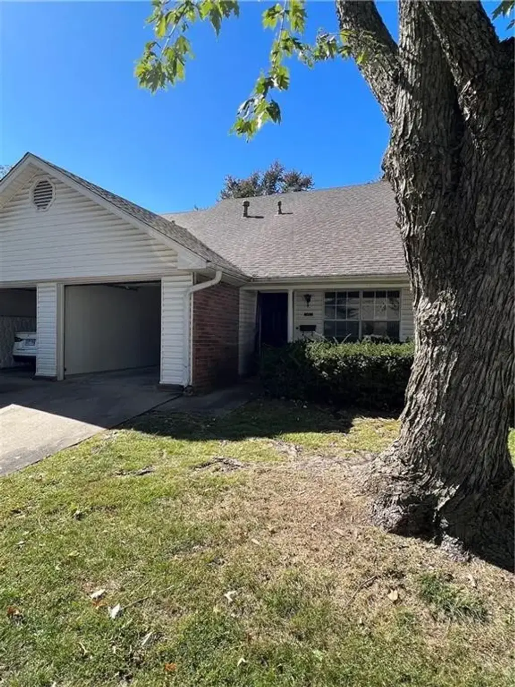 320 S 11th Place, Rogers