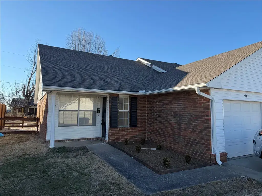 317 S 11th Place, Rogers