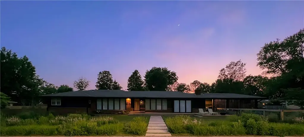 307 Crestview Drive, Bentonville
