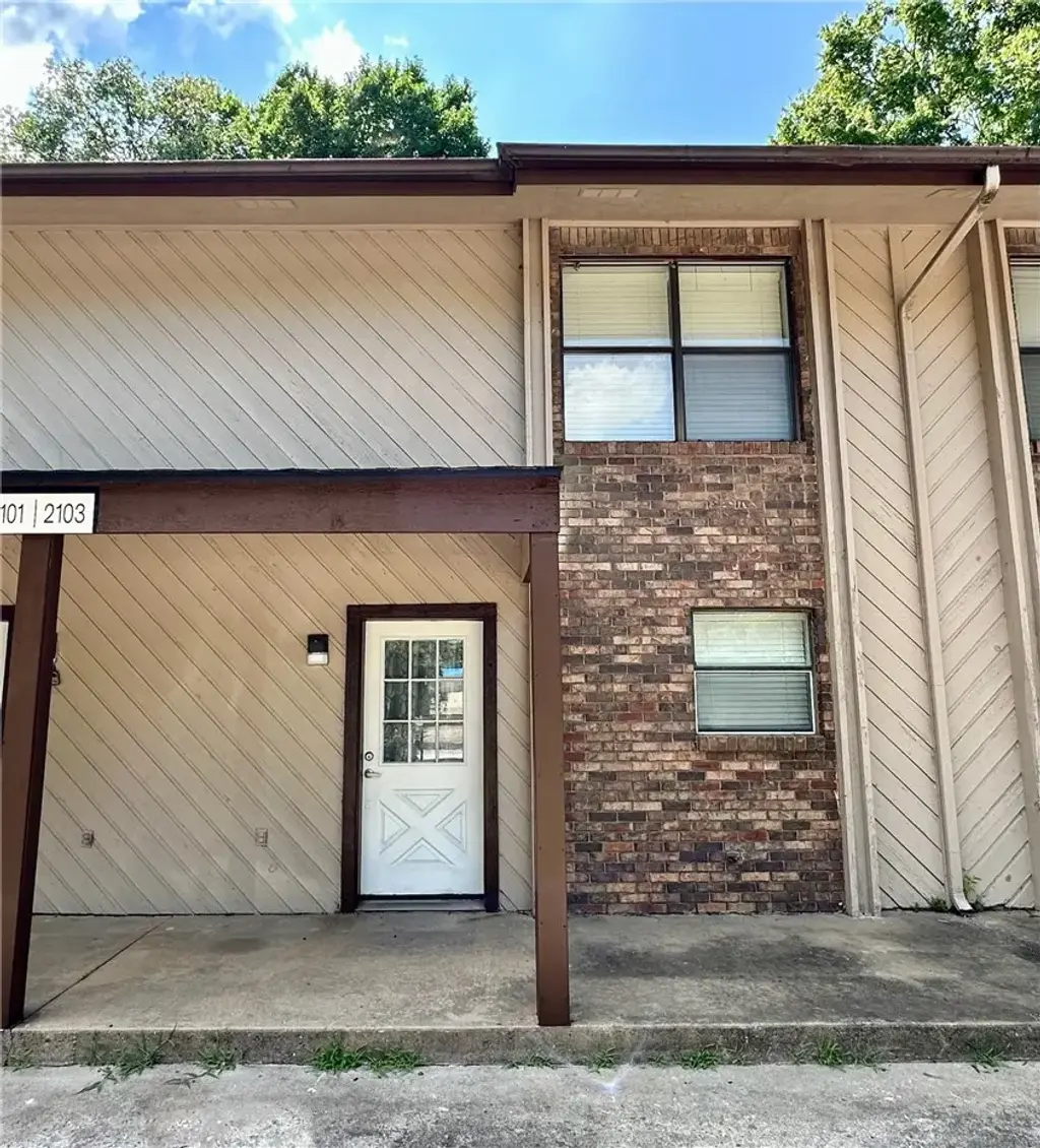 2103 N East Oaks Drive, Fayetteville