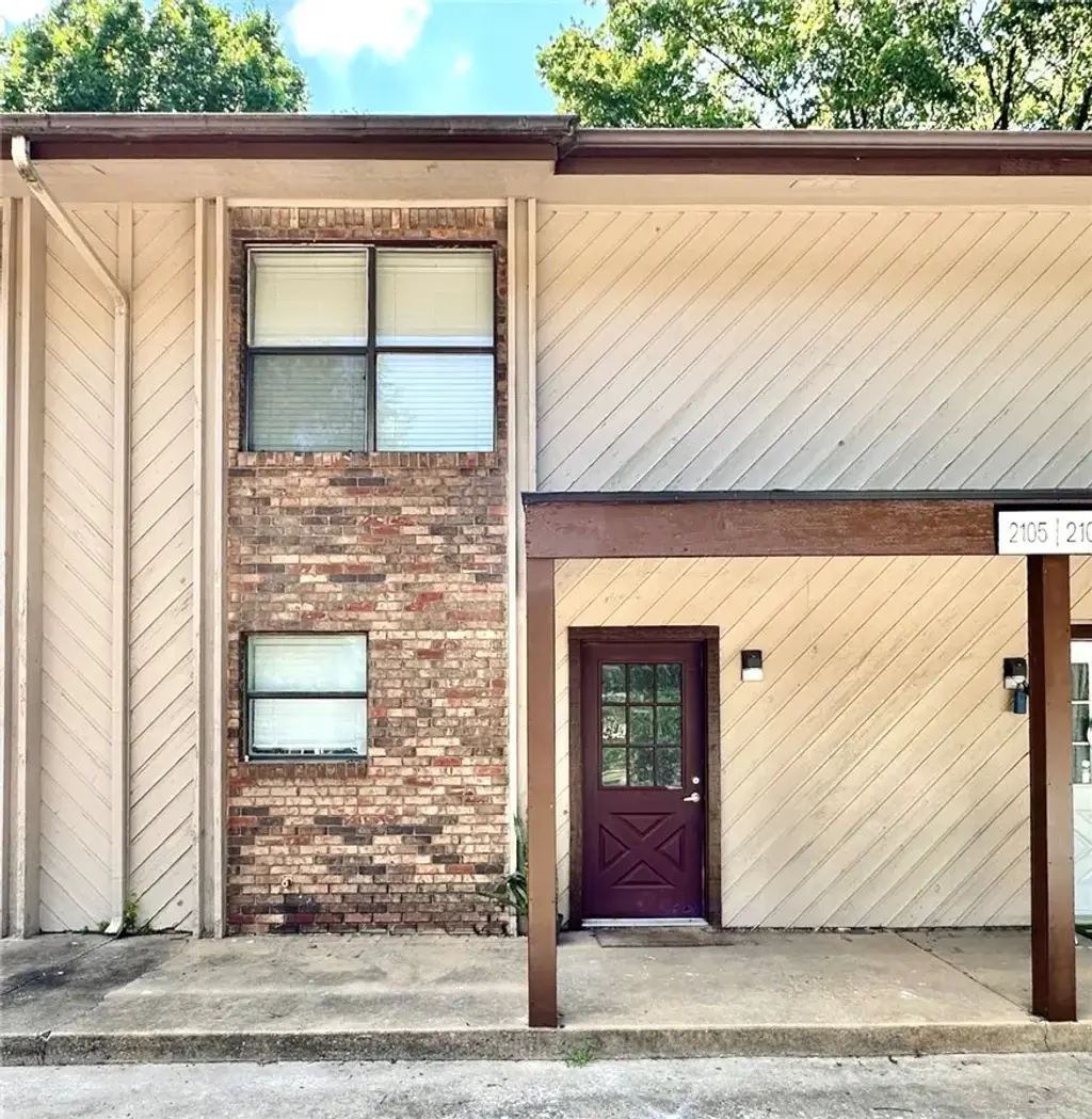 2105 N East Oaks Drive, Fayetteville