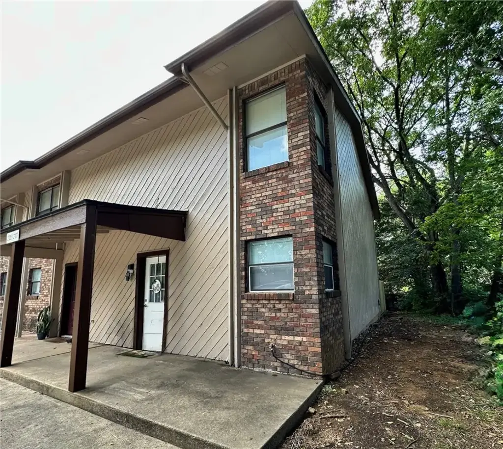 2107 N East Oaks Drive, Fayetteville