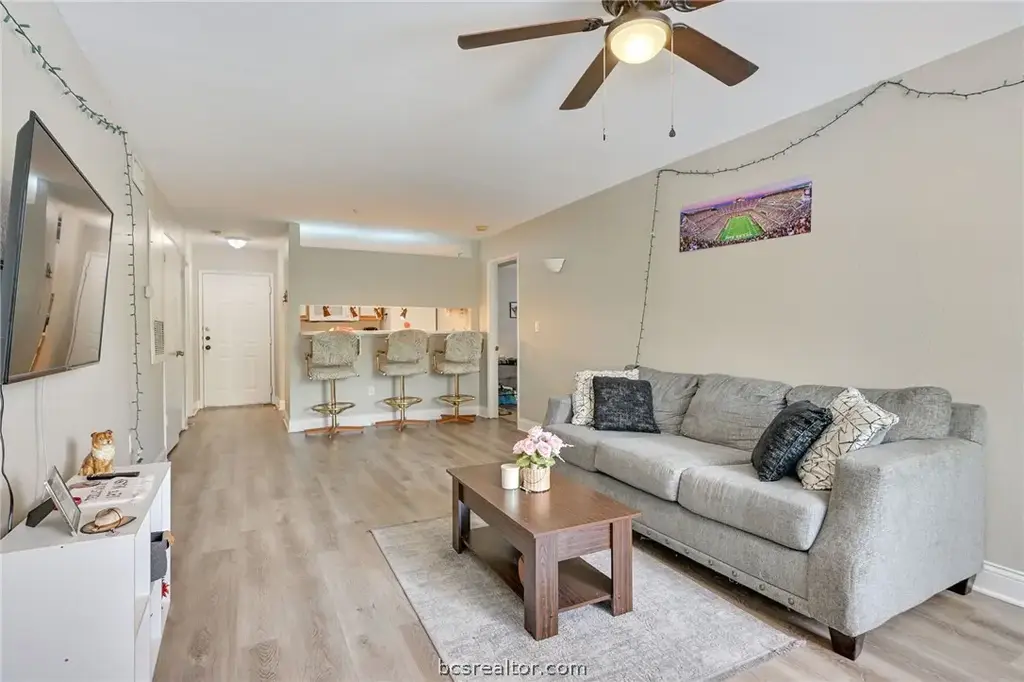 521 Southwest Parkway 201, College Station
