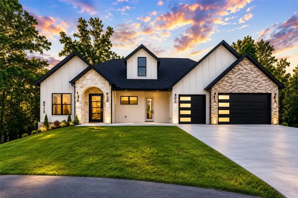 8913 Anew Road, Rogers