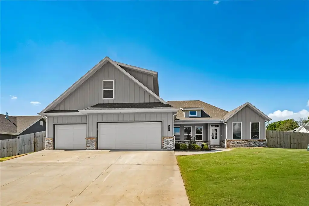 823 Mueller Way, Prairie Grove