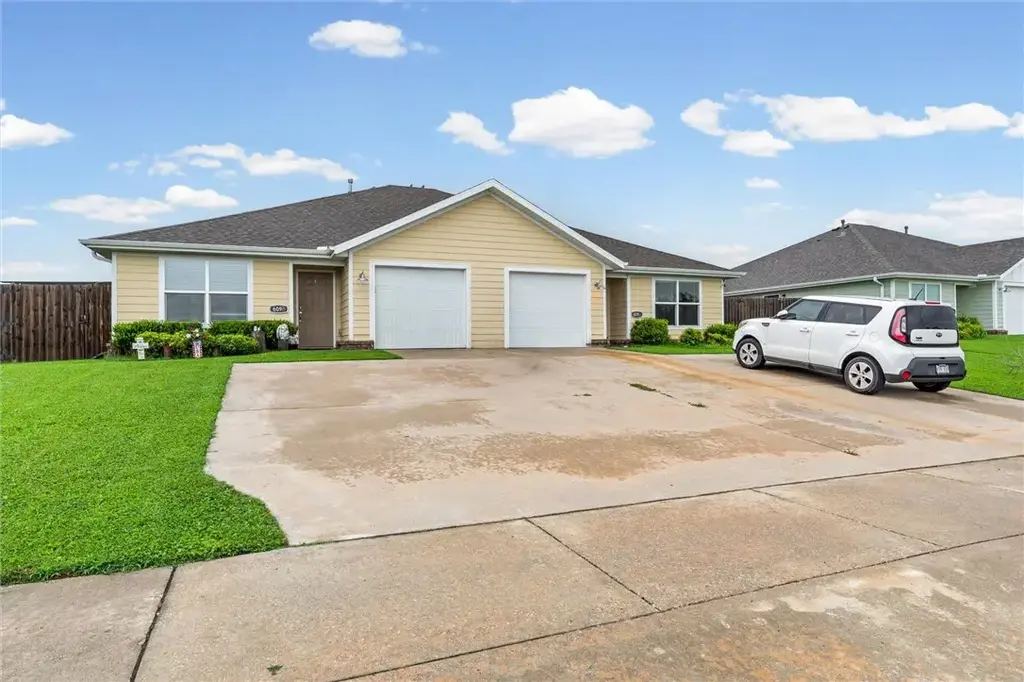 609 Christopher Drive, Siloam Springs