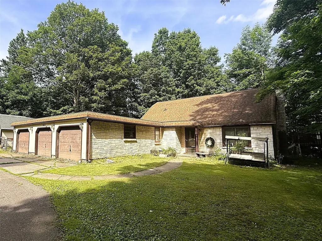 1013 W 5th Street N, Ladysmith