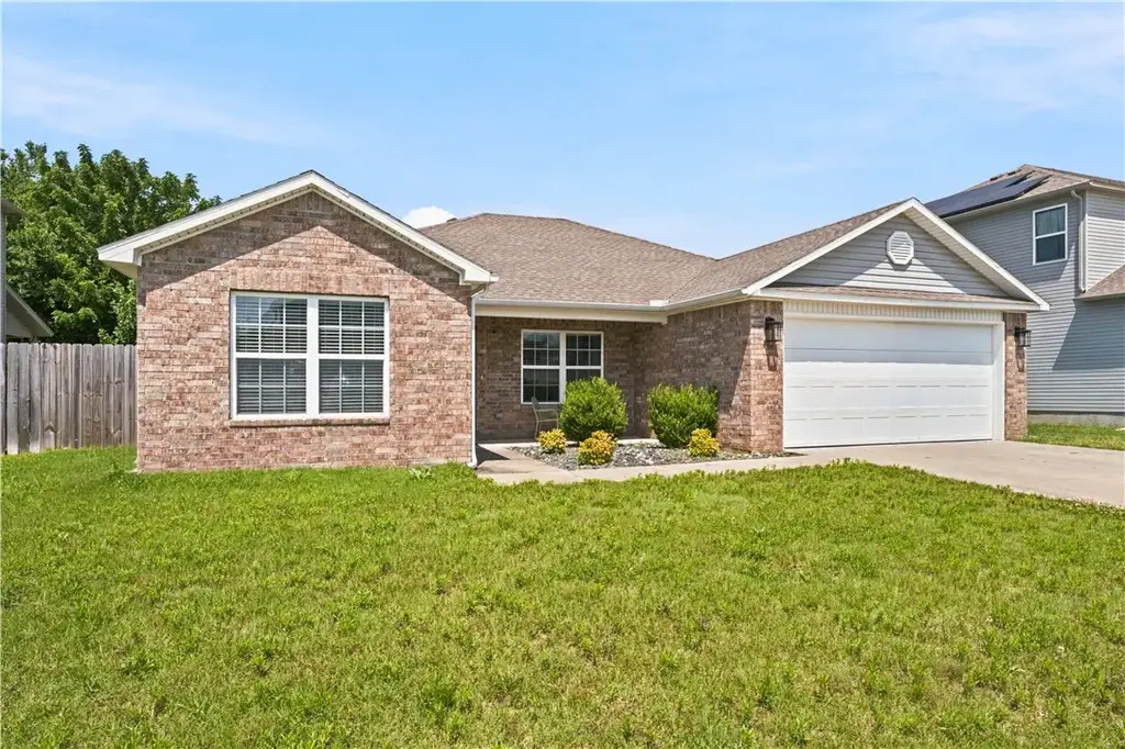 802 Sw Green World Street, Bentonville