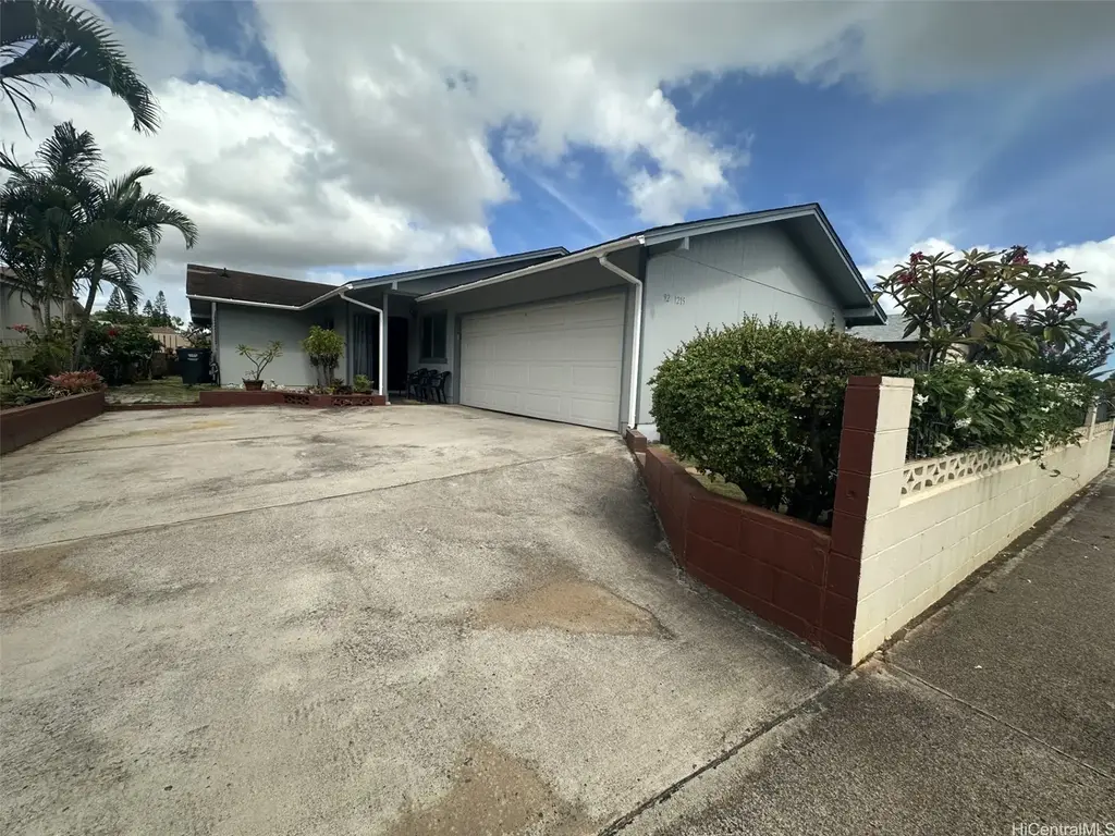 92-1215 Hookeha Street, Kapolei
