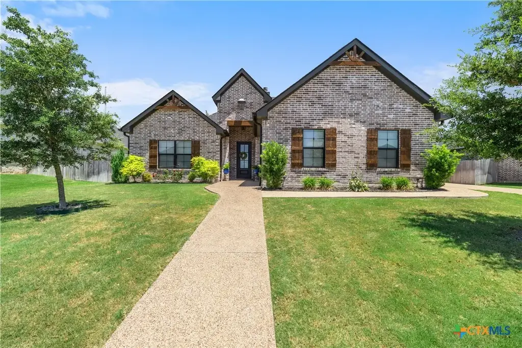 932 Gallant Fox Road, Hewitt