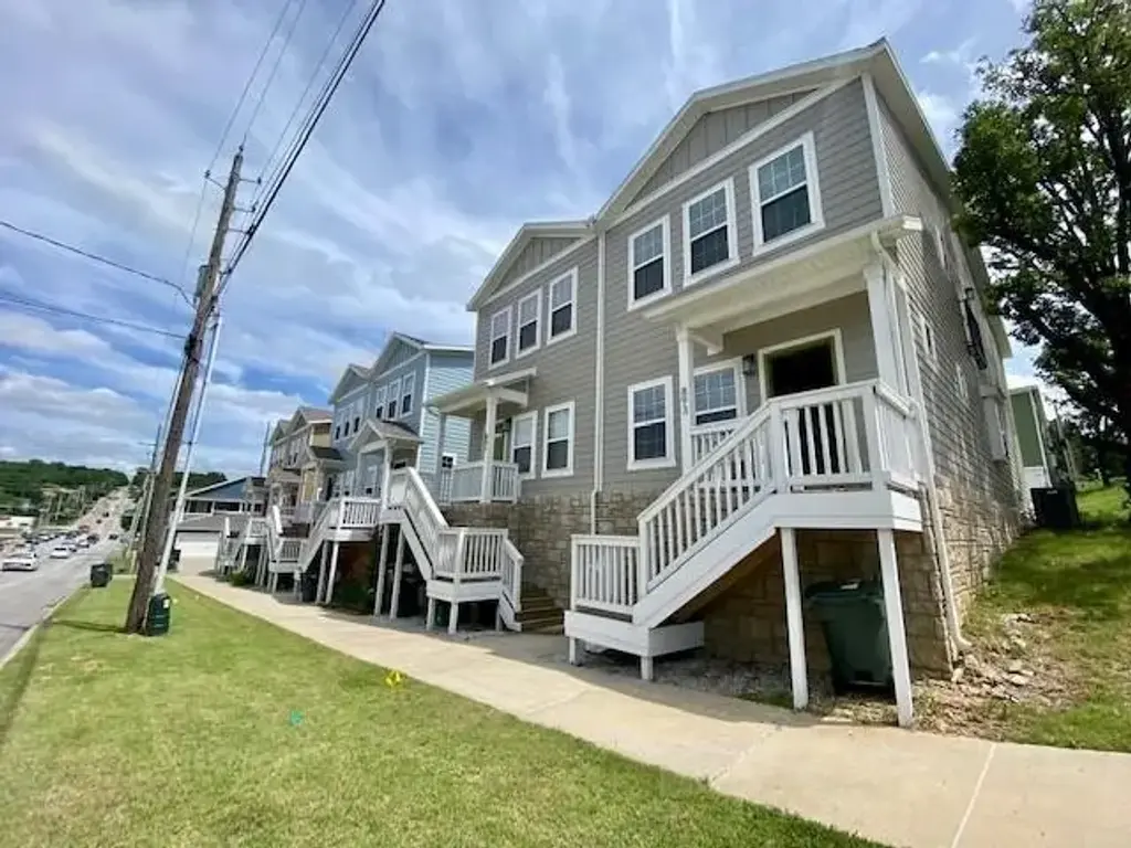 879 W North Street, Fayetteville
