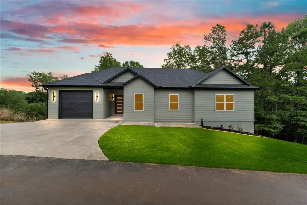 8278 Chestnut Drive, Rogers