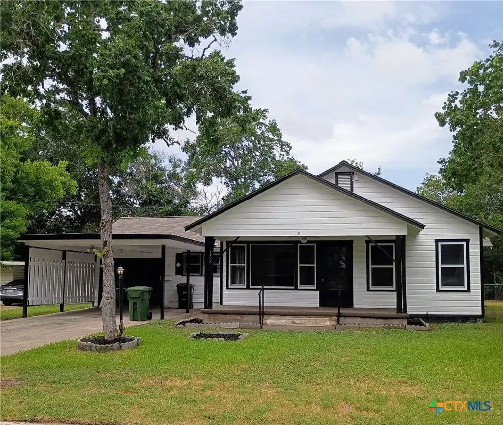 608 Beacon, Cuero