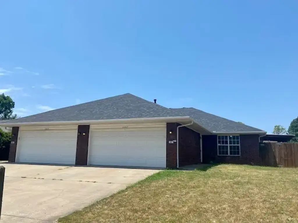 1907 N Pine Valley Drive, Fayetteville