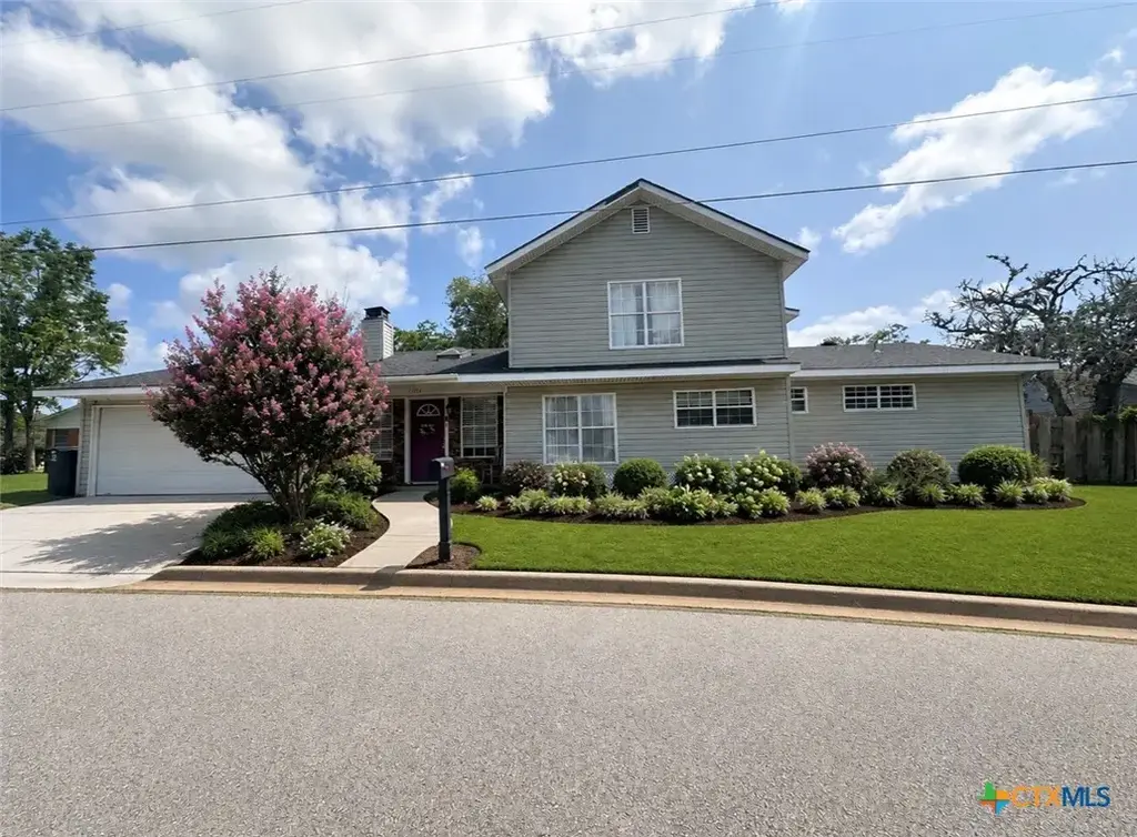 1104 Moss Lane, Cuero