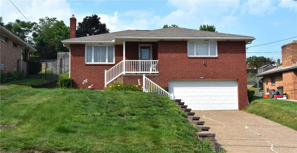 419 Brierly Lane , Munhall