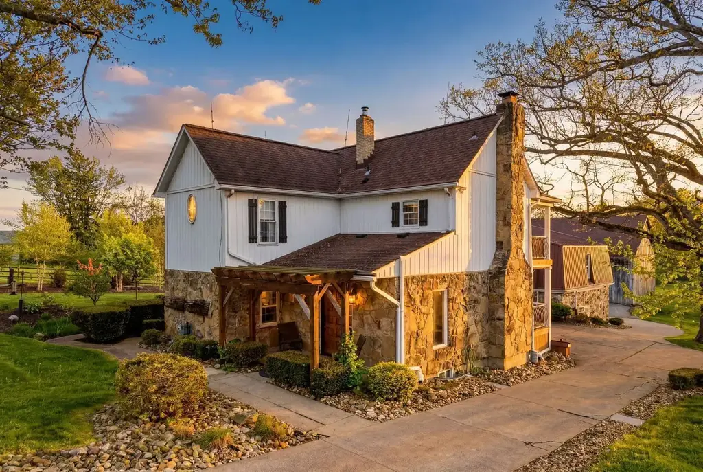 232 Whitestown Road, Lancaster
