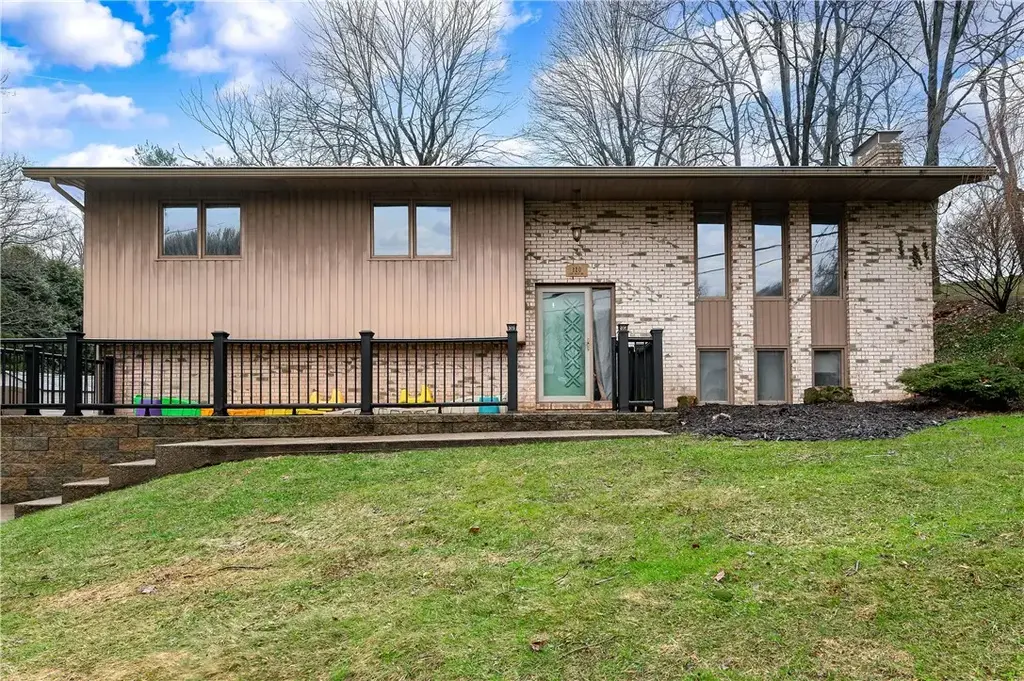 120 Lyn Dale Drive , Center
