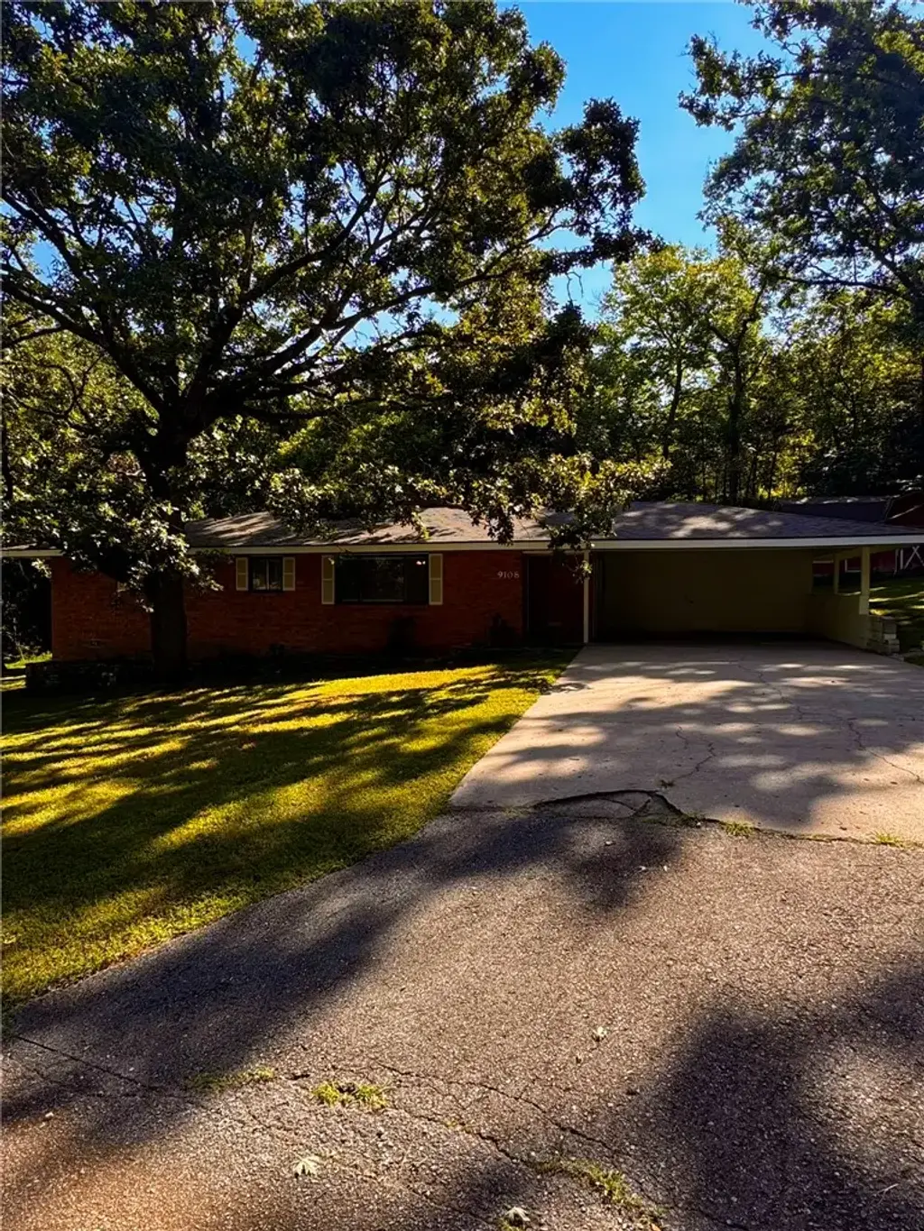 9108 Bluff Drive, Rogers