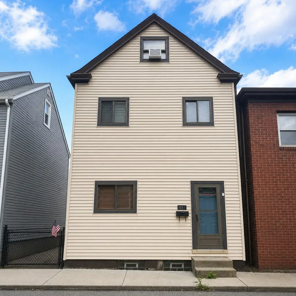 3221 Harcum Way, South Side