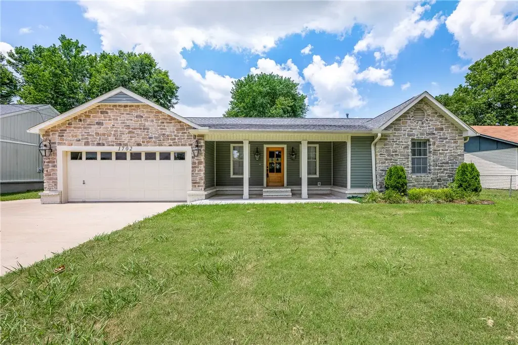 1702 Sw D Street, Bentonville
