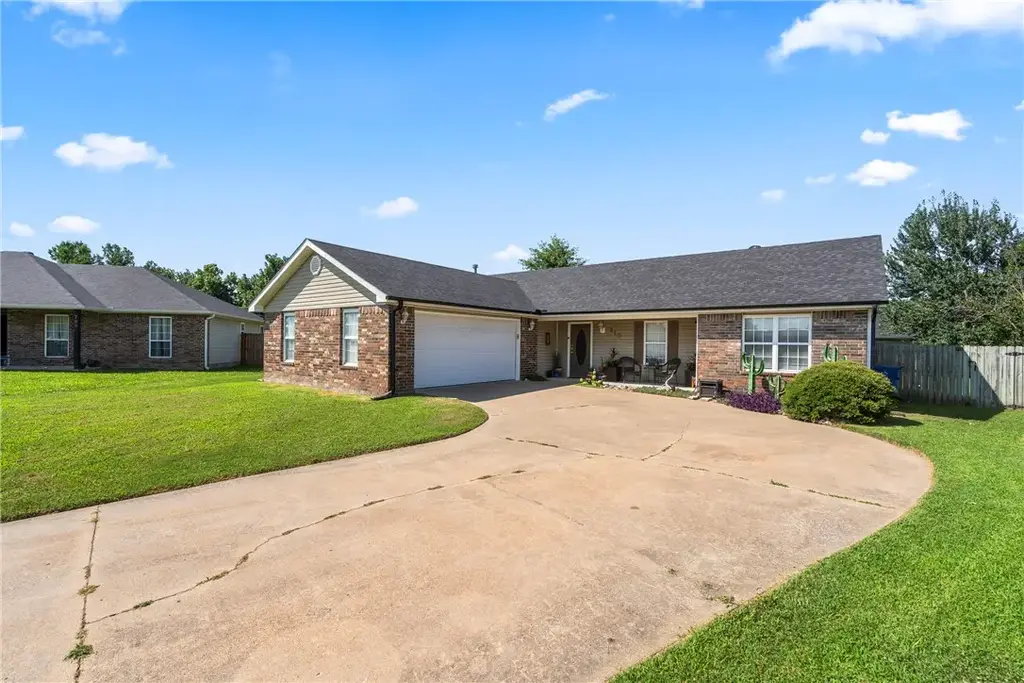 210 Perry Circle, Gravette