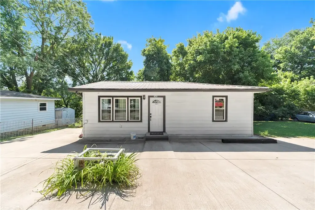141 S Allen Street, Cave Springs