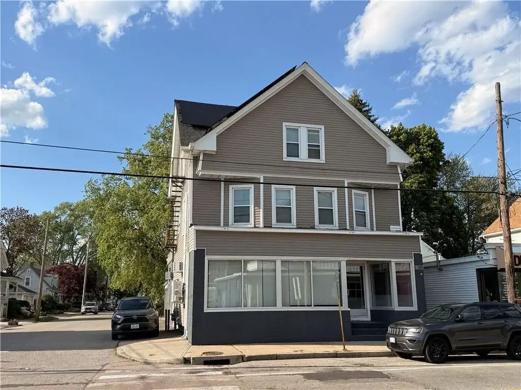 1289 Cranston St, Cranston