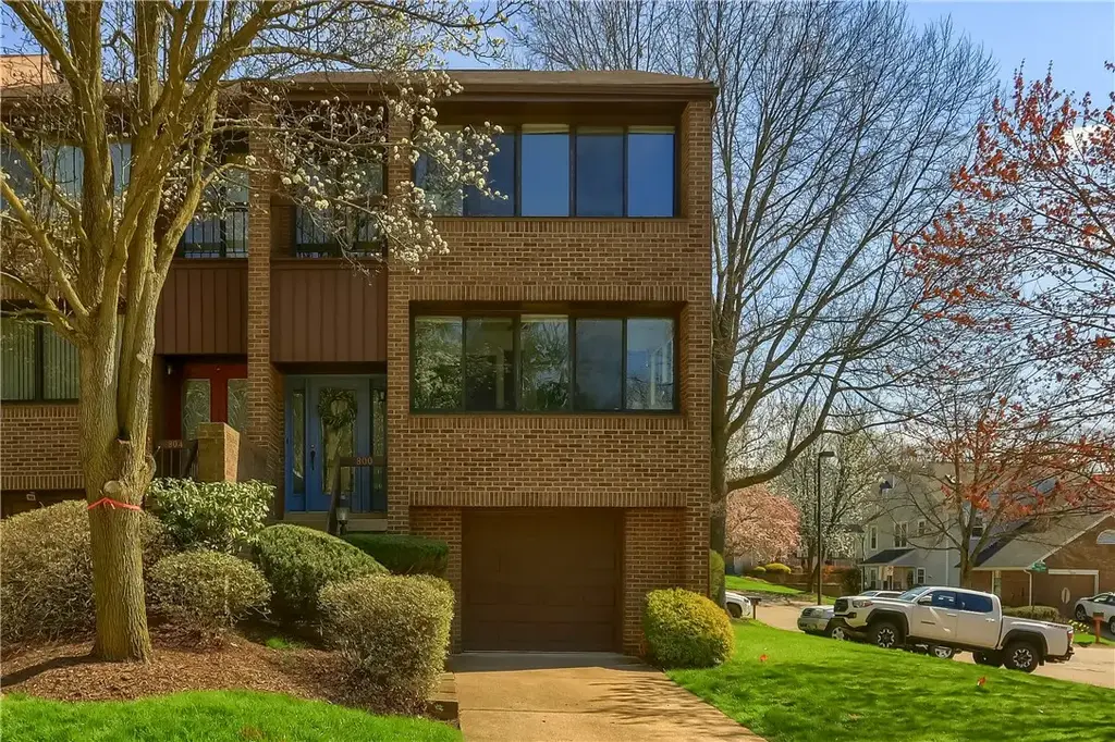 800 Fairways Drive , Oakmont