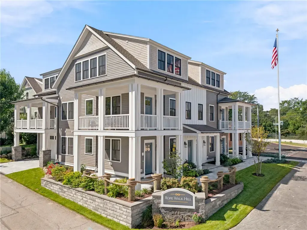 67 Queen St # 5c, East Greenwich