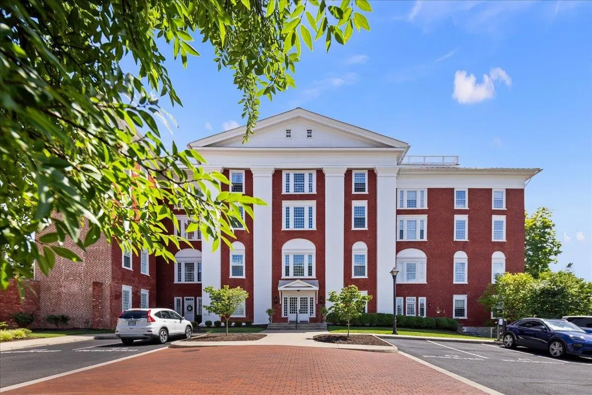 100 Village Dr 202, Staunton