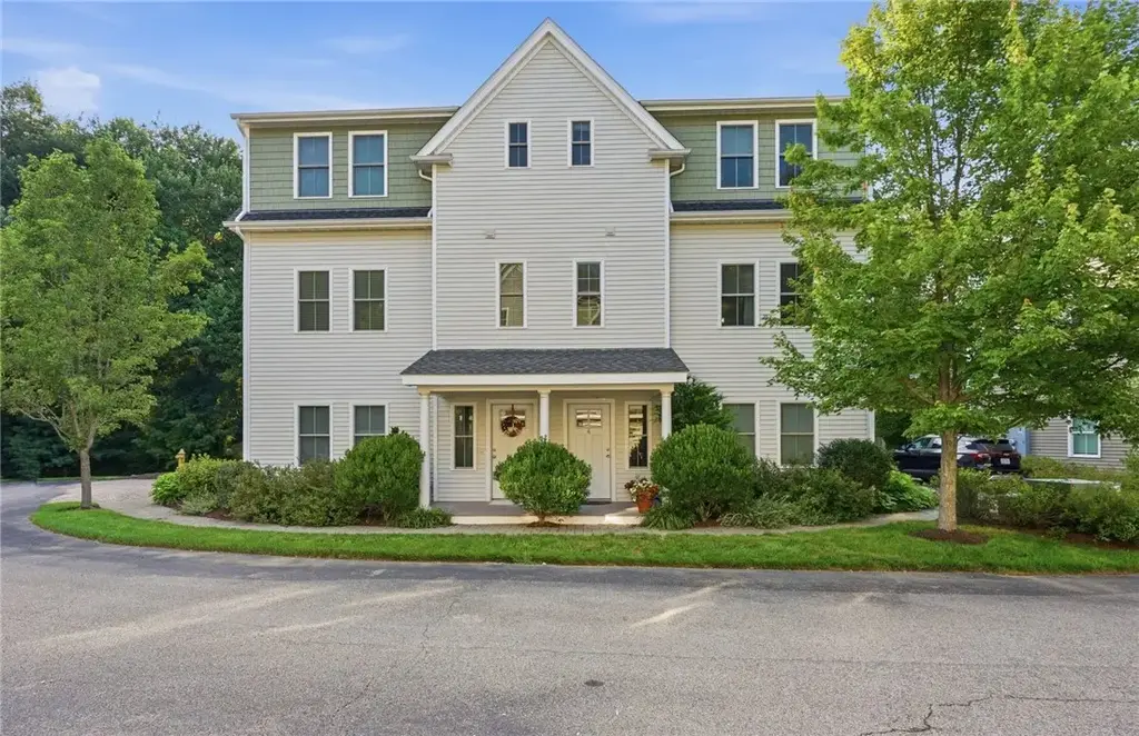 12 Park Ave # 8, Narragansett