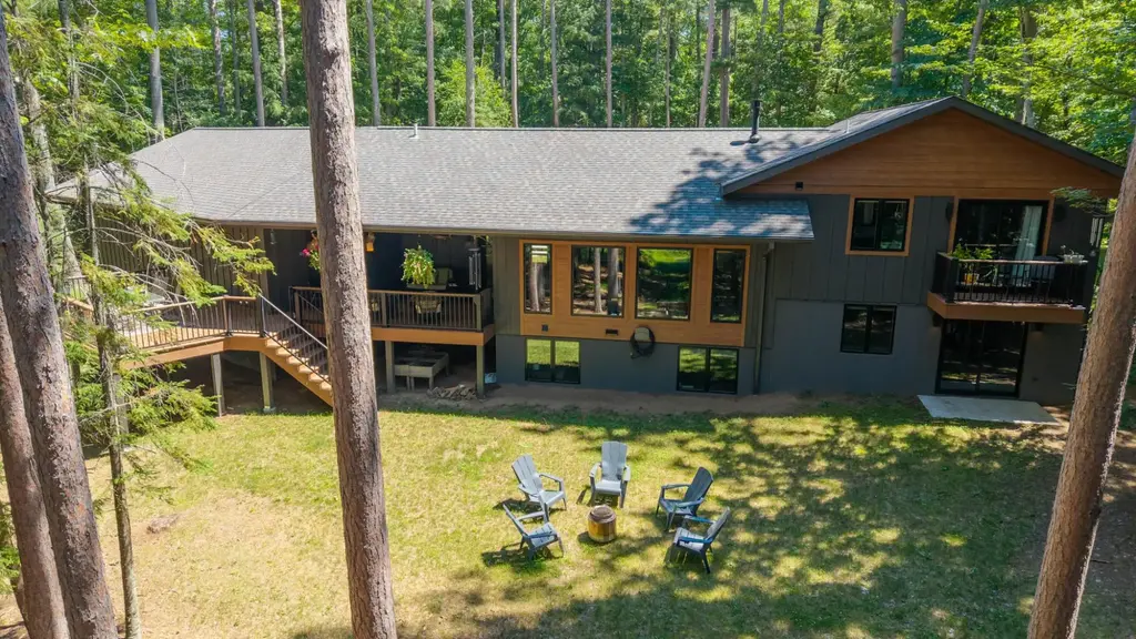 4253 Circle Dr, Rhinelander