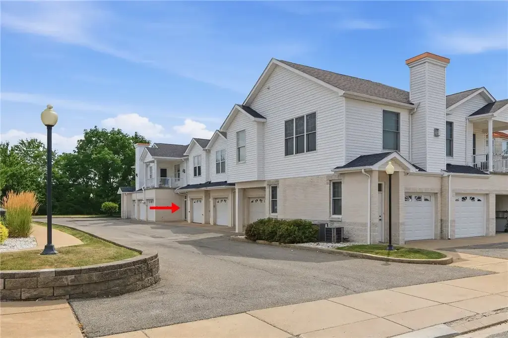 246 Adams Pointe Boulevard 5, Adams