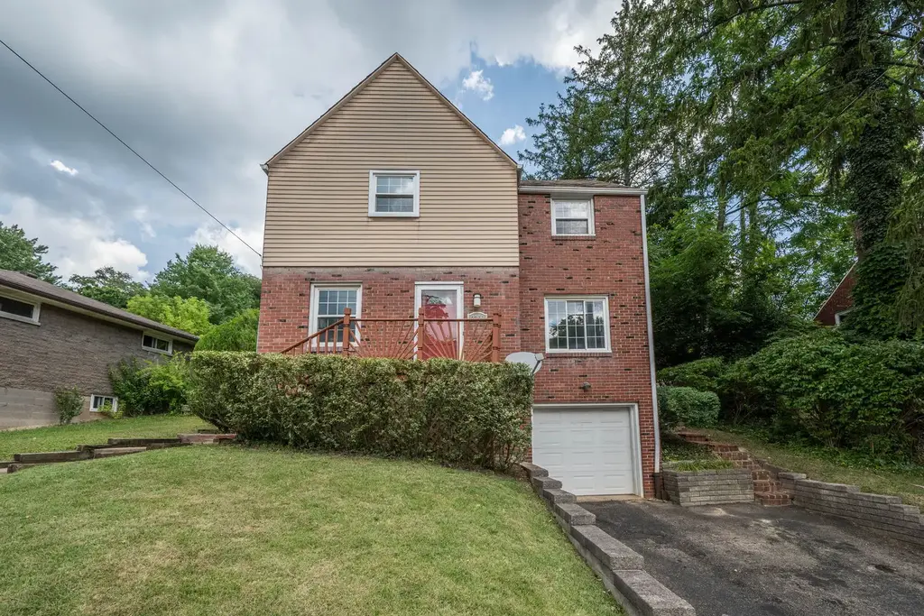 2366 Potomac Avenue, Banksville/Westwood