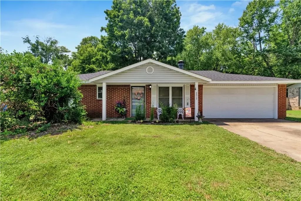 2317 N Woodlark Lane, Fayetteville