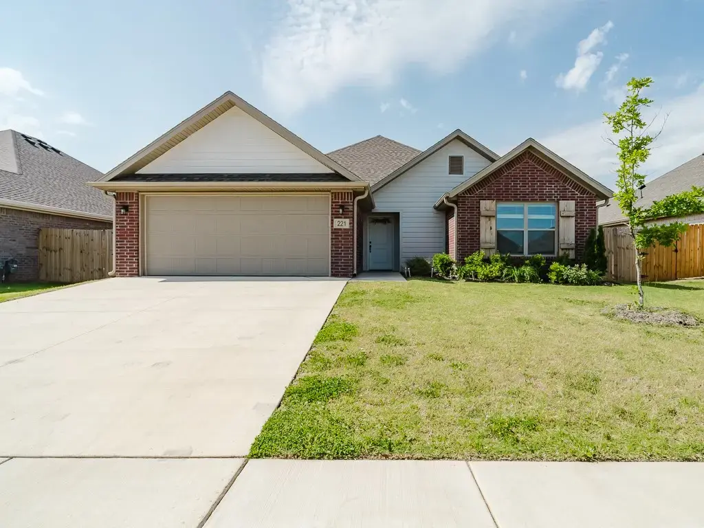 221 Palm Street, Bentonville