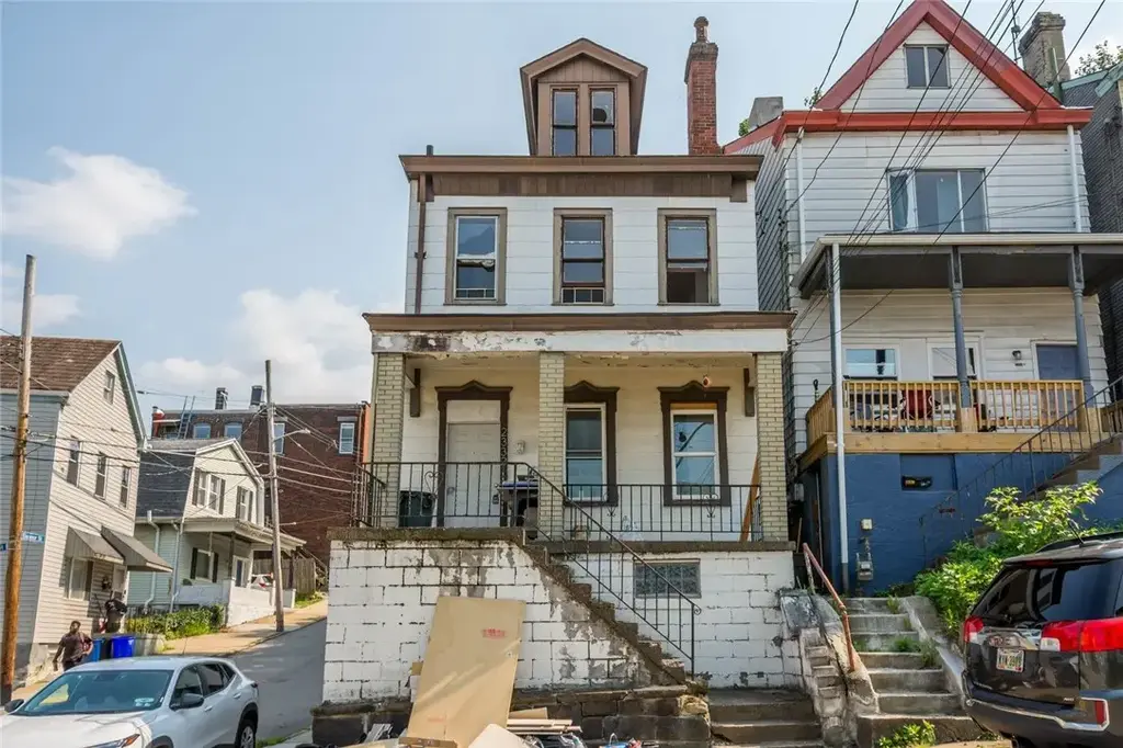 2332 Eccles Street , South Side